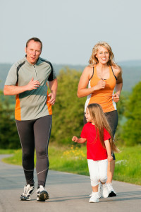 Familie joggt in der Natur